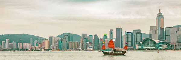 Hong Kong panorama na zachód słońca panoramiczny sztandar tło z łodzi śmieci pływających w słońcu. — Zdjęcie stockowe