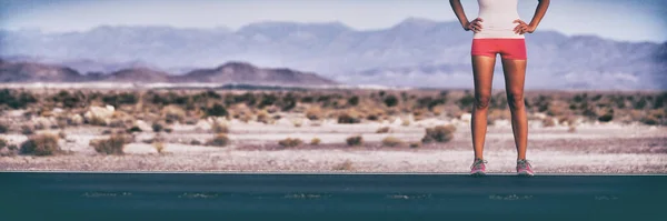 Runner atleet vrouw stand by trail weg landschap banner panoramisch. Gewas van onderlichaam benen dragen loopschoenen, compressie shorts — Stockfoto