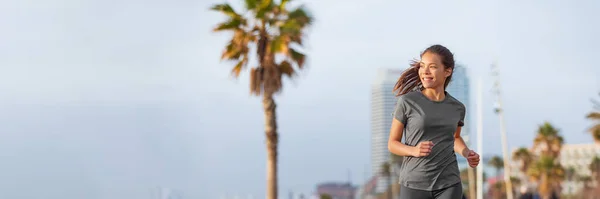 Correre donna jogging sulla spiaggia di Barcellona, Barceloneta. Sano felice stile di vita attivo biennale asiatico ragazza corridore di formazione. Donna fitness mista che lavora fuori in Catalogna, Spagna — Foto Stock