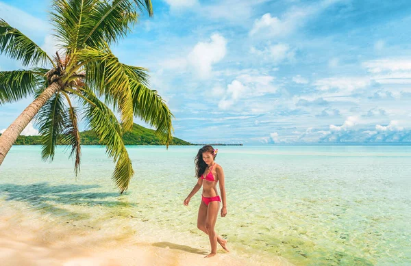 Luxus-Strand Tahiti Bora Bora Bikini-Frau schwimmen im Paradies Urlaub. Schöne asiatische Badeanzug-Modell entspannen Wandern in türkisfarbenem Ozeanwasser in abgelegenen Insel — Stockfoto