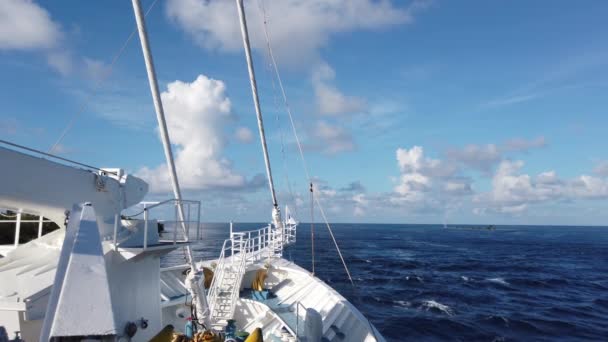 Iate de luxo. Polinésia Francesa Cruzeiro viagem de férias navio. Navegação de cruzeiro de luxo em Rangiroa Lagoon, Tuamotu Islands, Polinésia Francesa — Vídeo de Stock