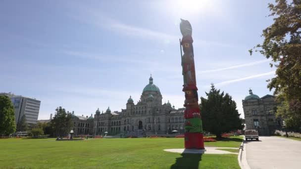 Britský zemský parlament Kolumbie ve Victoria, BC, Kanada. Totem pól První národy umění ukazuje historii místního dědictví, stejně jako ctít kmenové rituály a posvátné duchy. 8K k dispozici — Stock video