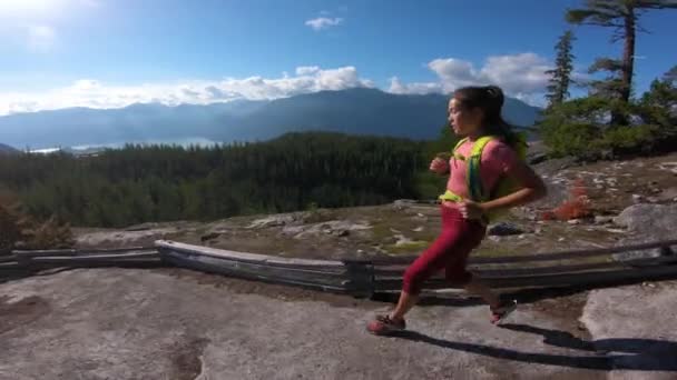 Sentiero in corsa. Sport e fitness corridore donna corsa sci di fondo corsa maratona allenamento all'aperto in montagna. Atleta donna che vive uno stile di vita sano. Squamish, Columbia Britannica, Canada — Video Stock