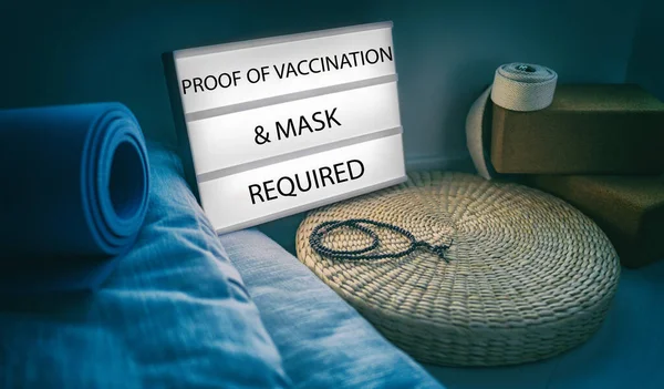 코로나 바이러스 요가 스튜디오 표지판 백신의 증거이며, 건강 센터에서 실내 수업을 하는데 필요 한 마스크를 착용하고 있다 — 스톡 사진