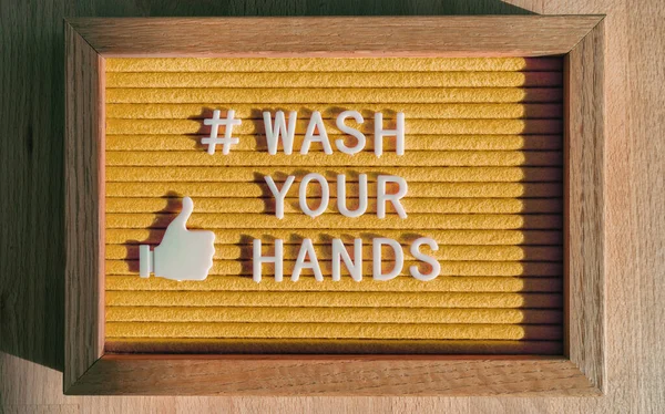 Πλύνετε τα χέρια σας hashtag μήνυμα στον πίνακα διαφημίσεων τσόχας στο κατάστημα επιχειρήσεων καλή υγιεινή των χεριών για την πρόληψη coronavirus. Υπογραφή τσόχας για τα μέσα κοινωνικής δικτύωσης κατά του COVID-19 — Φωτογραφία Αρχείου