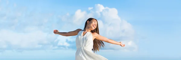 Mujer asiática libre serena con los brazos abiertos en la libertad o el éxito en el cielo nubes panorama horizontal banner cultivo para copyspace. Serenidad o bienaventuranza. —  Fotos de Stock