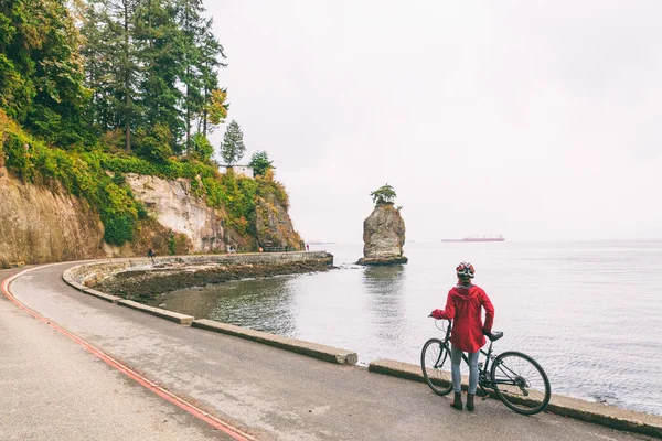 Vancouver Radfahrerin radelt auf Radweg rund um Stanley Park, berühmte Touristenaktivität in British Columbia, Kanada. — Stockfoto