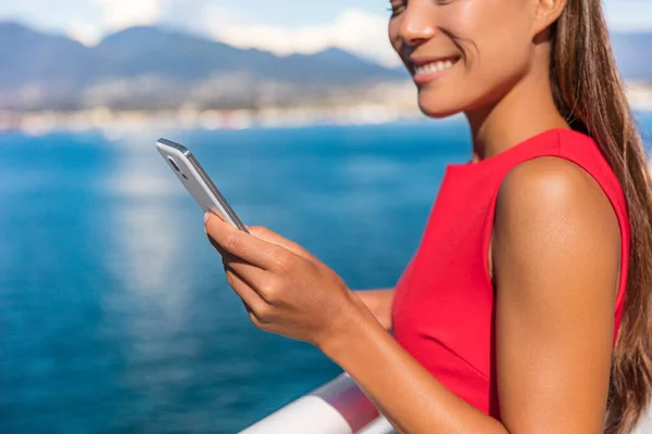 Handy-Unternehmerin textet auf Handy — Stockfoto