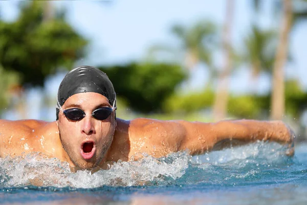 Nadador hombre nadador atleta natación mariposa golpe — Foto de Stock