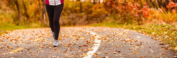 Podzimní běžecké boty osoba jogging v parku banner — Stock fotografie