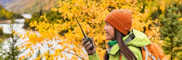 Herfst wandelaar meisje praten op draagbare ham radio — Stockfoto