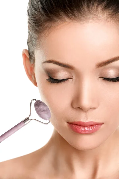 Mujer belleza asiática masaje relajante cara con rodillo de jade facial relajación facial terapia de estrés retrato de belleza aislado sobre fondo blanco — Foto de Stock