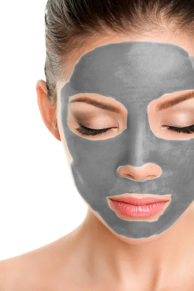 Máscara de arcilla natural tratamiento de belleza de la mujer facial con lodo orgánico gris — Foto de Stock