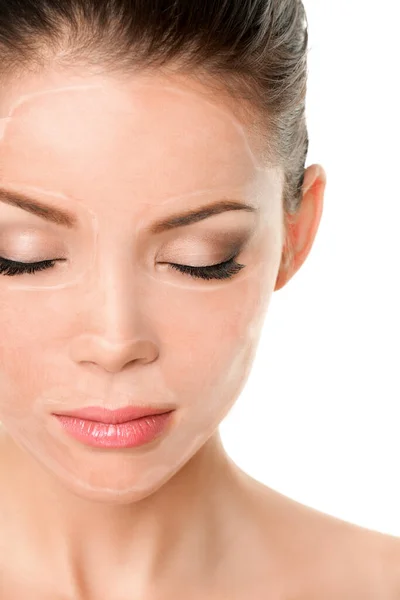 含水解抗老化成分胶原蛋白的胶原面膜用于女性面部皱纹和皱纹的胶原面膜减少了皮肤的光滑和湿润. — 图库照片