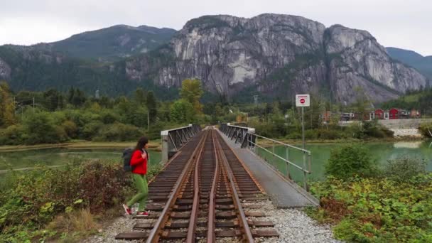 여행, 하이킹, 배낭 여행, 컨셉트 비디오는 스쿼시에서 상징적 인 자연의 전경을 따라 여자가 스타 우먼스 추장 산을 배경으로 철도를 타고 가는 모습을 담았다. 캐나다 브리티시컬럼비아주의 여행자 — 비디오