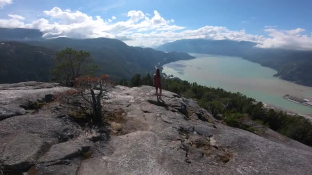 Senderista mujer excursionista en increíble paisaje natural en el famoso Squamish Stawamus Chief Mountain Hike en Columbia Británica, Canadá. Destino popular de la actividad al aire libre en Canada — Vídeos de Stock