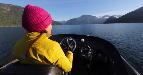 Donna che guida una barca a motore in un bellissimo paesaggio naturale nella Columbia Britannica vicino a Bute, Toba Inlet e Campbell River. Osservazione delle balene, Visualizzazione degli orsi, Pesca al salmone Destinazione turistica, Canada — Video Stock