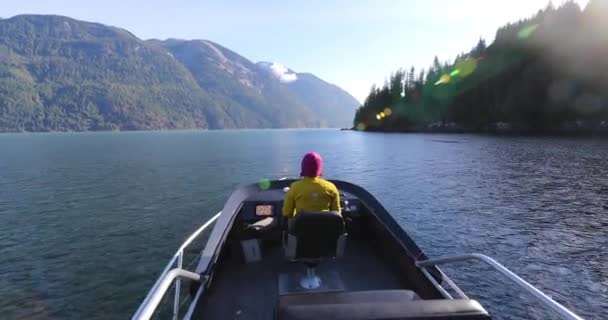 Woman Driving Motor Boat in Fjord Nature Landscape, British Columbia Near Bute, Toba Inlet, Strathcona, Campbell River. Valskådning, Björnvisning, Salmon Fishing Tourist Travel Destination, Kanada — Stockvideo