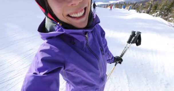 Лыжные селфи Видео от женщины собирается кататься на лыжах отдых в горах, зимний пейзаж со снегом. Счастливая девочка увлеклась здоровым образом жизни — стоковое видео