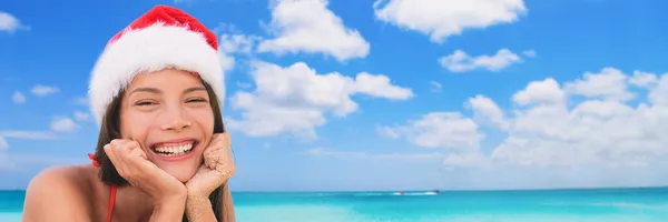 Tropikalny karaibski wakacje wakacje ucieczka szczęśliwy azjatycki dziewczyna turysta na wakacje. Tło świąteczne na sezon wakacyjny. Plaża kobieta w santa kapelusz baner panorama ocean kopia przestrzeń dla podróżować. — Zdjęcie stockowe