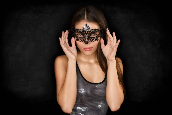 Máscara mujer vestida de negro disfraz de ojo escondido para baile de máscaras en Río de Janeiro. Seducción y chica misteriosa. Belleza asiática vistiendo carnaval sobre fondo negro. Textura pizarra. — Foto de Stock
