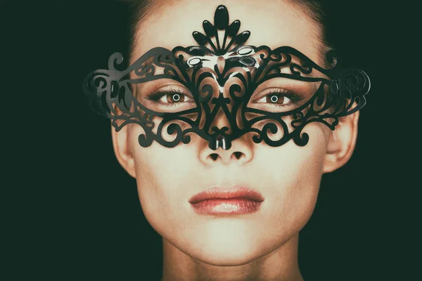 Máscara mujer vestida de negro ocultando la máscara para el baile de máscaras en Río de Janeiro. Seducción y misterio. Belleza asiática vistiendo carnaval sobre fondo negro. Retrato de primer plano. — Foto de Stock