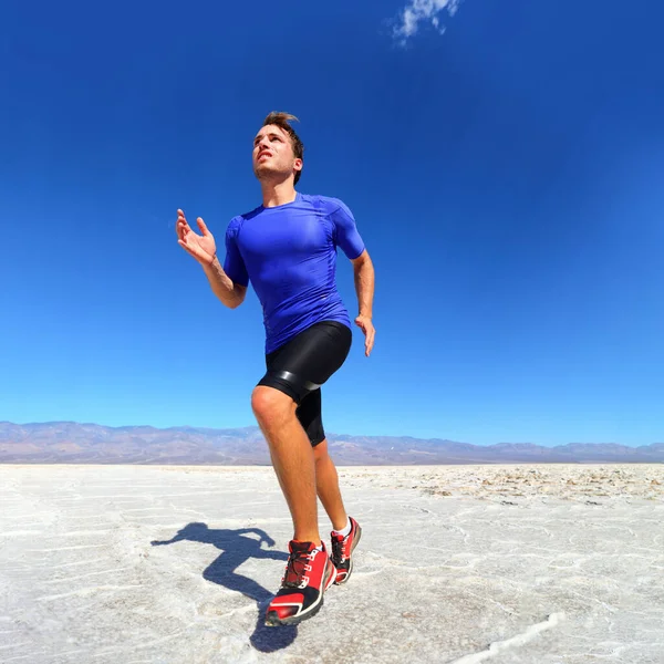 Deporte - corredor corriendo y corriendo en el desierto. Hombre atleta durante la carrera de sprint a gran velocidad. Hombre de fitness que usa ropa de compresión . — Foto de Stock