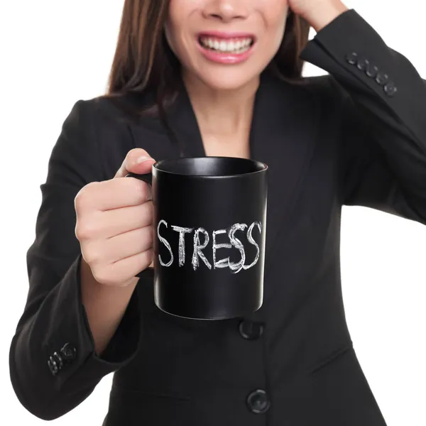 Mujer de negocios estresada bebiendo taza de café con la palabra ESTRÉS escrita en ella. Ansiedad, pánico en la oficina de trabajo. Empresaria en burnout. — Foto de Stock