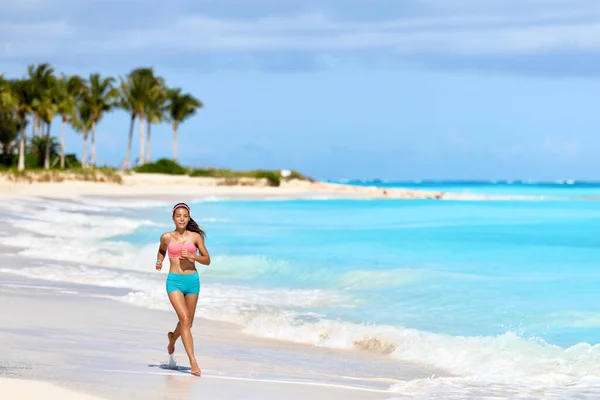 Fitness běžec žena běží na tropickém bílém písku pláž příroda krajina venku. Krásná příroda v Karibiku s osobou jogging žít zdravý životní styl pro hubnutí v létě. — Stock fotografie