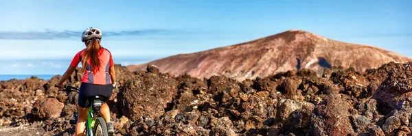 Bicicleta de montaña ciclista mujer ciclismo en la naturaleza viajar verano paisaje montar MTB bicicleta al aire libre. Ciclo-turismo chica turística o formación. — Foto de Stock