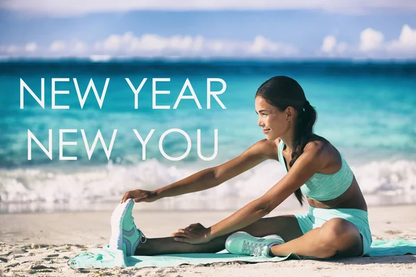 新年，你可以在海滩背景上引用激励人的信息。为实现健身目标而在瑜伽垫上进行的亚洲妇女培训. — 图库照片