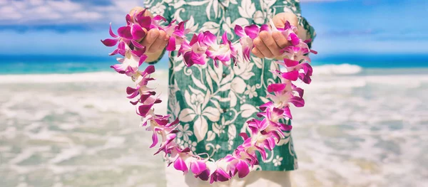 Hawaje witają hawajski kwiat naszyjnika oferując turystom jako miły gest na imprezę luau lub wakacje na plaży. Tradycja polinezyjska. — Zdjęcie stockowe
