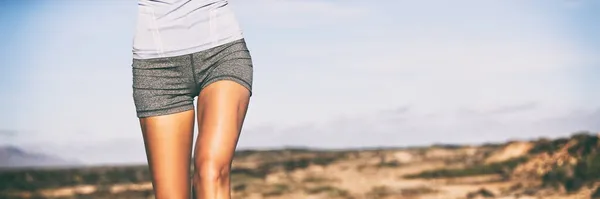 Motion weigth förlust fitness koncept löpare kvinna kör på spår närbild av höfter och ben. Sportkläder flicka bär shorts utomhus banner panorama. — Stockfoto