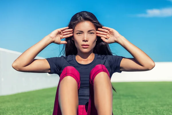 Ab entraînement entraînement fille fitness situps exercices à l'extérieur dans le parc. Fit Asiatique femme focus, exercice de motivation pour la perte de poids d'été. — Photo