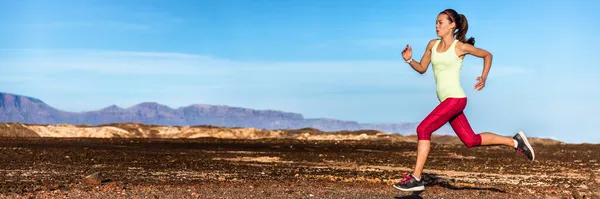 Runner κορίτσι τρέχει στο μονοπάτι τρέχει εξωτερική σε πανόραμα καλοκαίρι πανόραμα πανόραμα. Ενεργός υγιεινός τρόπος ζωής. — Φωτογραφία Αρχείου