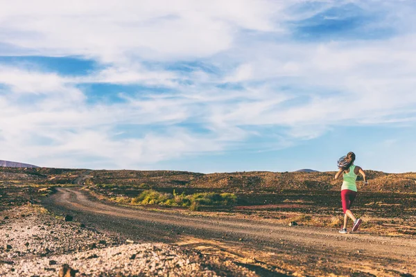 Fitnesstraining in Outdoor-Landschaft Vulkan. Sportlerin läuft bei Sonnenuntergang auf Laufpfad vor vulkanischem Hintergrund. — Stockfoto