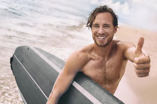 Surf playa divertido surfista hombre feliz haciendo pulgares hacia arriba en la cámara. Buena clase de surf en la playa de Hawaii. Sonriente joven deportista deportivo. —  Fotos de Stock