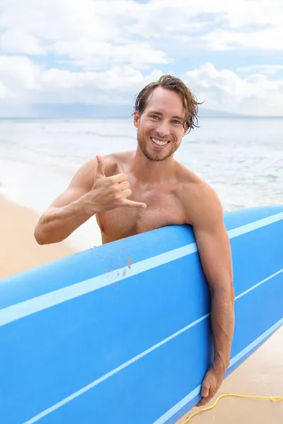 Praia de surf estilo de vida esportivo ativo. Homem surfista feliz segurando prancha fazendo shaka sinal de mão se divertindo no oceano Havaí. Desporto aquático. — Fotografia de Stock