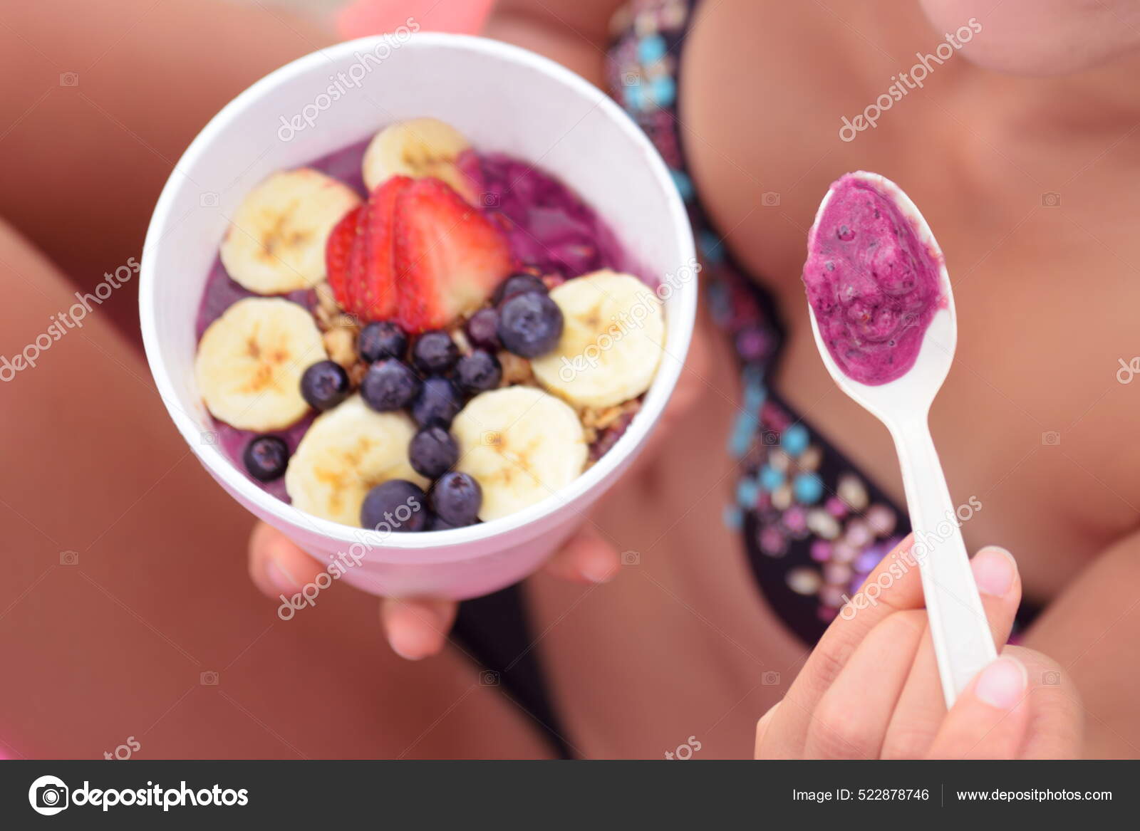 Pai e filho comem sobremesa com sementes de chia e mangas à beira da  piscina pela manhã. alimentação saudável, comida vegetariana, dieta e  conceito de pessoas.