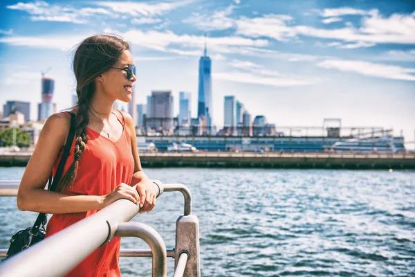 Νέα Υόρκη γυναίκα τουρίστρια περπάτημα στις καλοκαιρινές διακοπές ΗΠΑ ταξιδιωτικό τρόπο ζωής. Τουρισμός στις ΗΠΑ Νέα Υόρκη ορίζοντα με ένα παγκόσμιο κέντρο εμπορίου στο παρασκήνιο. — Φωτογραφία Αρχείου