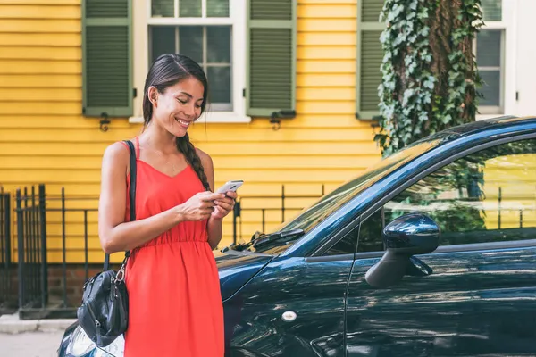 Auto delen mobiele telefoon technologie apparaat. Ridesharing app Aziatische vrouw toerist met behulp van mobiele telefoon voor vakantie. — Stockfoto