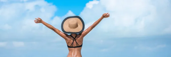 Kobieta wakacje na plaży w idei szczęśliwej wolności z ramionami w górę w sukcesie. Turystyczne wakacje dziewczyna noszenie baner kapelusz słoneczny z miejsca na ksero na niebieskim niebie. — Zdjęcie stockowe