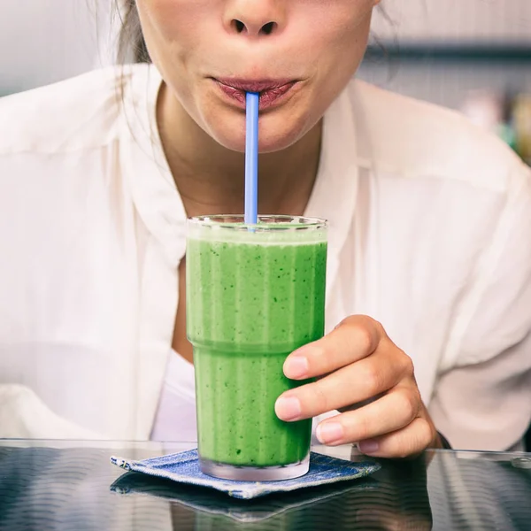 Smoothie vert boire saine désintoxication alimentation femme boire du thé matcha boisson de jus froid. Cultures carrées pour les médias sociaux. — Photo