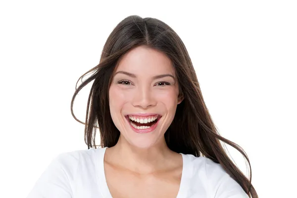 Jovem mulher asiática muito sorrindo riso retrato isolado no fundo branco. Chinês modelo caucasiano em seus 20 anos sorrindo com dentes perfeitos no estúdio, cara headshot e ombros. — Fotografia de Stock