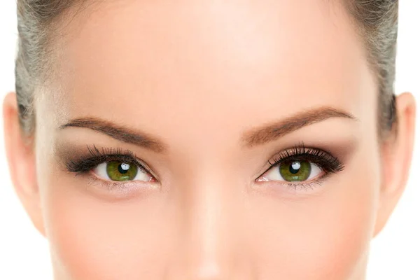 Asian beauty woman with green eyes wearing cat eye smokey eyes eyeliner makeup and mascara. Laser treatment, anti-aging eyelid plastic surgery. — Stock Photo, Image