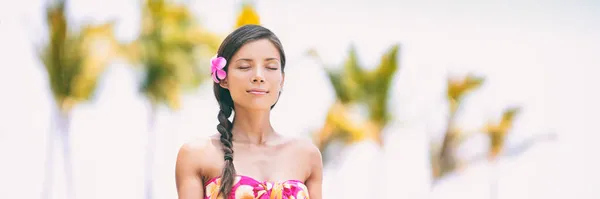 Wellness meditation Asiatisk kvinna på spa resort mediterar på Hawaii stranden - avkoppling, välbefinnande hälsosam livsstil. — Stockfoto