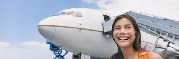 Aeropuerto viajar mujer asiática turista feliz abordaje avión o a la llegada caminando sobre asfalto. Pasajero del avión sonriendo a la salida. Banner panorama fondo. — Foto de Stock