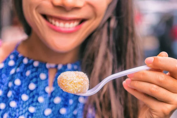 Mochi cake Mujer asiática en Japón comiendo comida japonesa postre pasta de arroz. — Foto de Stock