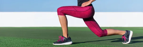 Fitness žena dělá výpad cvičení pro celulitidu hubnutí, hýždě a nohou svalové cvičení trénink základní svaly, rovnováha. dívka dělá vpředu jednu nohu krok výpady banner panorama. — Stock fotografie