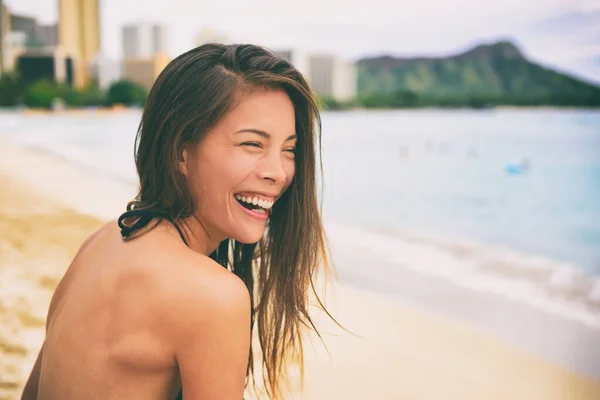 Hawaï strand vakantie levensstijl lachen jong Aziatisch meisje leven het goede leven genieten van de zomer. Multiraciale vrouw in bikini. Strand van Waikiki, Honolulu — Stockfoto